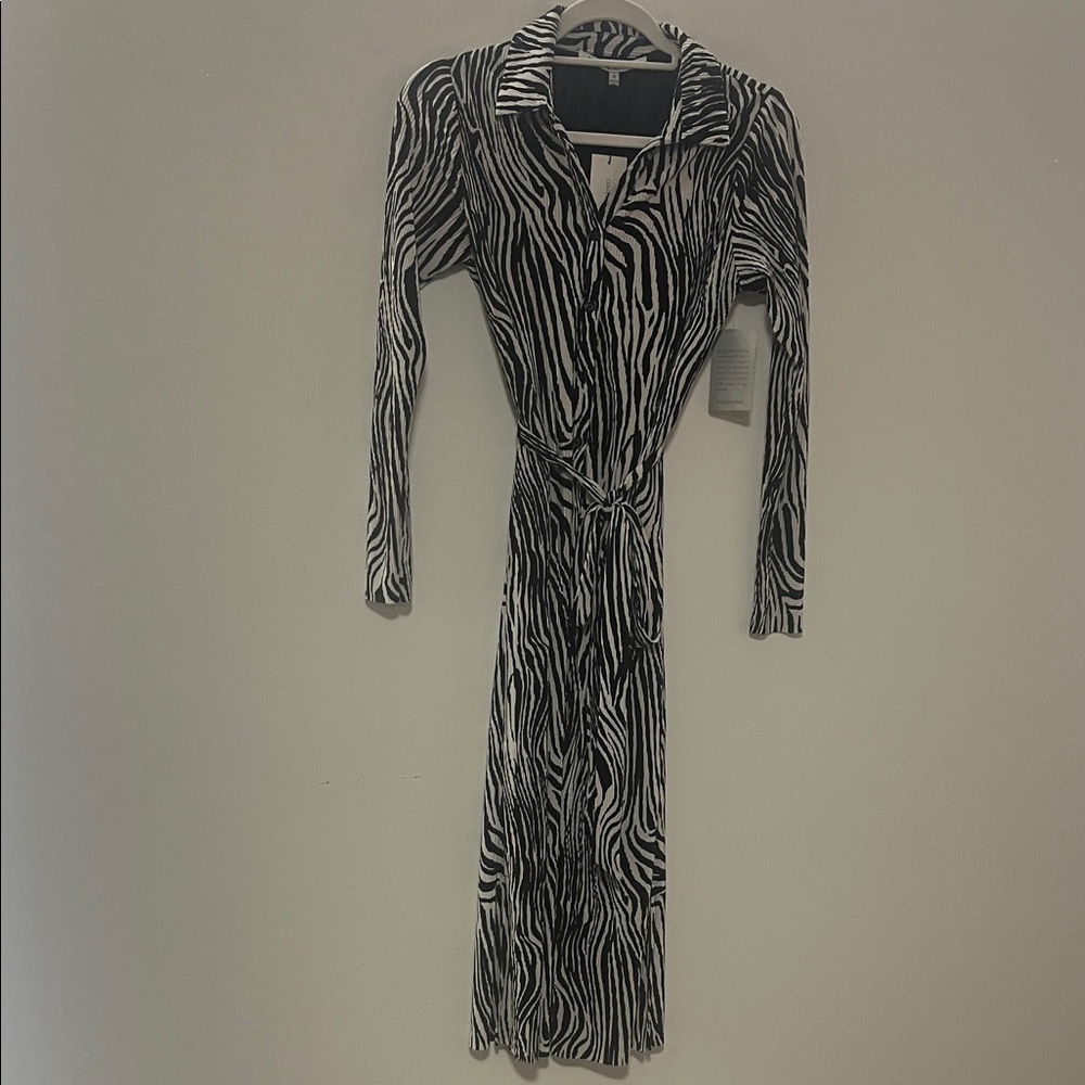 Collective Concepts Black and White Patterned Long Sleeve Dress